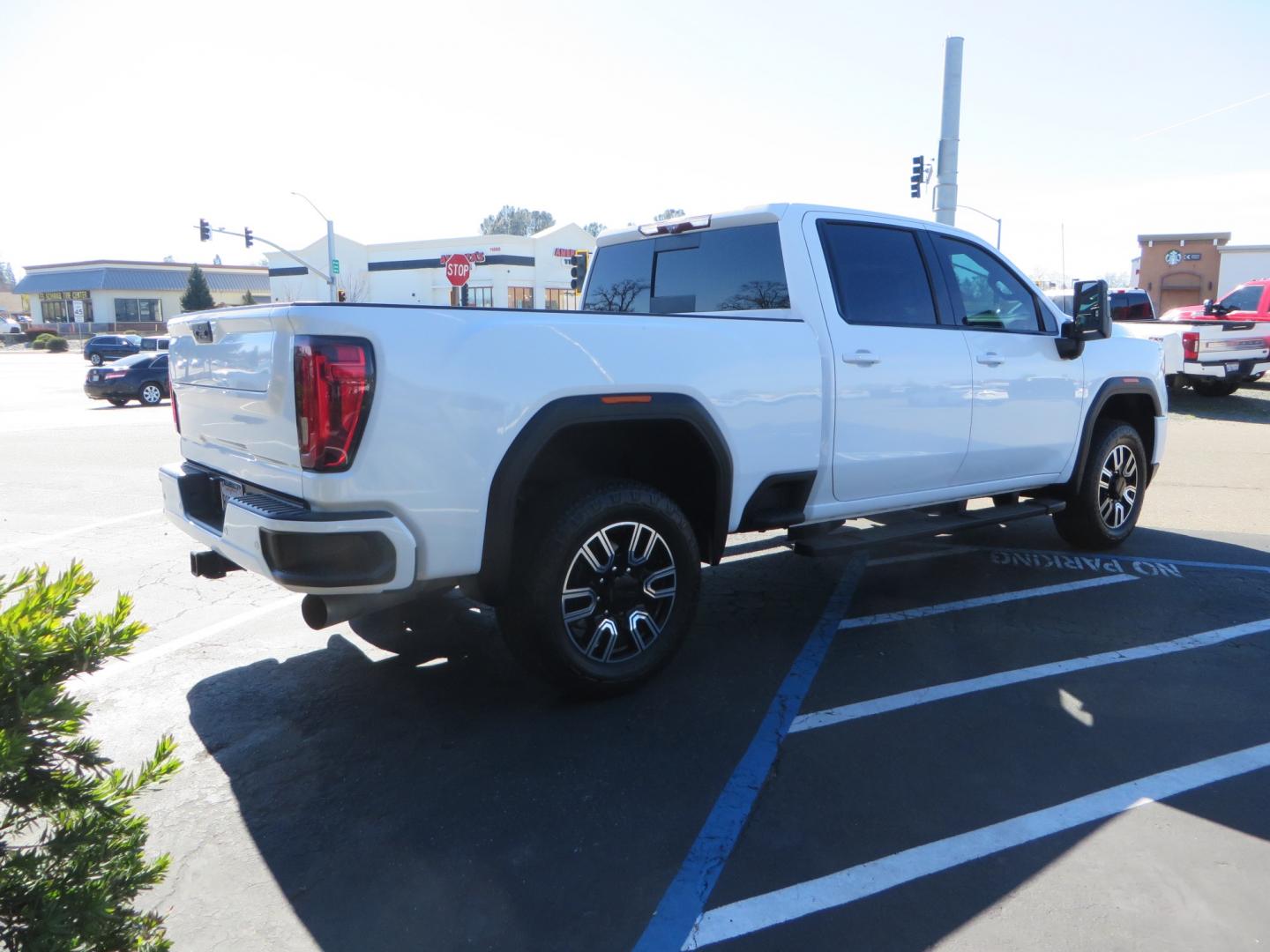 2020 White /BLACK GMC Sierra 2500HD AT4 Crew Cab Short Box 4WD (1GT49PEY9LF) with an 6.6L V8 OHV 16 DIESEL engine, 6A transmission, located at 2630 Grass Valley Highway, Auburn, CA, 95603, (530) 508-5100, 38.937893, -121.095482 - Photo#4